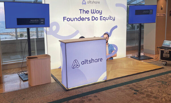 קיר תצוגה מואר